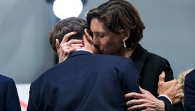 Emmanuel Macron, il bacio con la ministra è troppo confidenziale. Brigitte resta a guardare