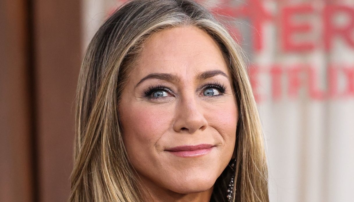 Jennifer Aniston incantevole con l’abito nero dalla scollatura profonda
