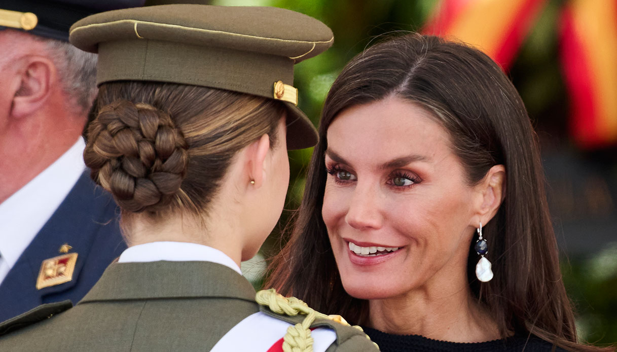 Letizia di Spagna complice con Leonor. E l’abito nero è da sogno