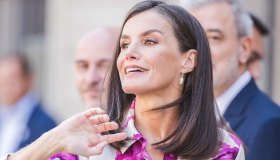 Letizia di Spagna, abito a fiori, sandali e perle: uno schianto