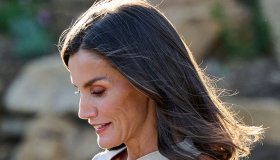 Letizia di Spagna favolosa, abito low cost personalizzato da 45,99 euro