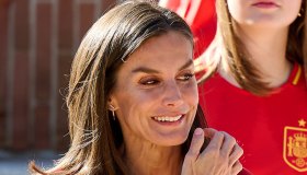 Letizia di Spagna affascina in rosso, muscoli in vista ed effetto nude