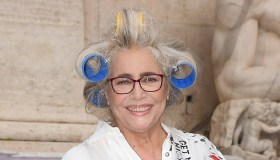 Premio Biagio Agnes 2024, cosa è successo: Mara Venier in bigodini e Simona Ventura neosposa