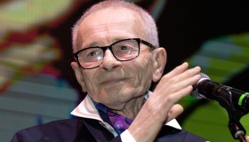 Funerali Pino D’Angiò, il figlio Francesco: “Continueremo ad amarci immensamente”