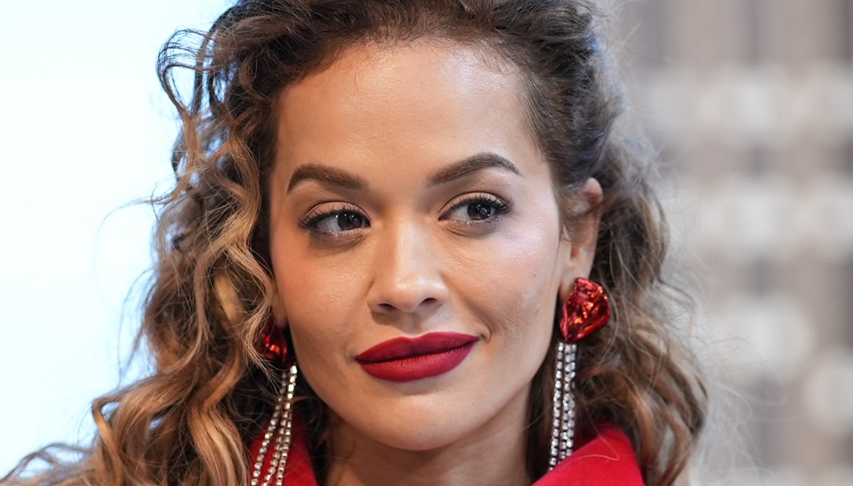 Rita Ora: “Ho trascorso una notte in ospedale”. Come sta la cantante