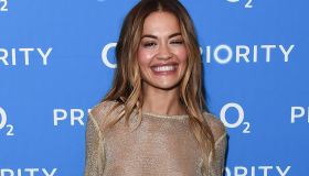 Rita Ora, il nude look a Londra che lascia poco all’immaginazione