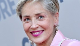 Sharon Stone, i look a Taormina:  dal tailleur “pigiama” all’abito siciliano
