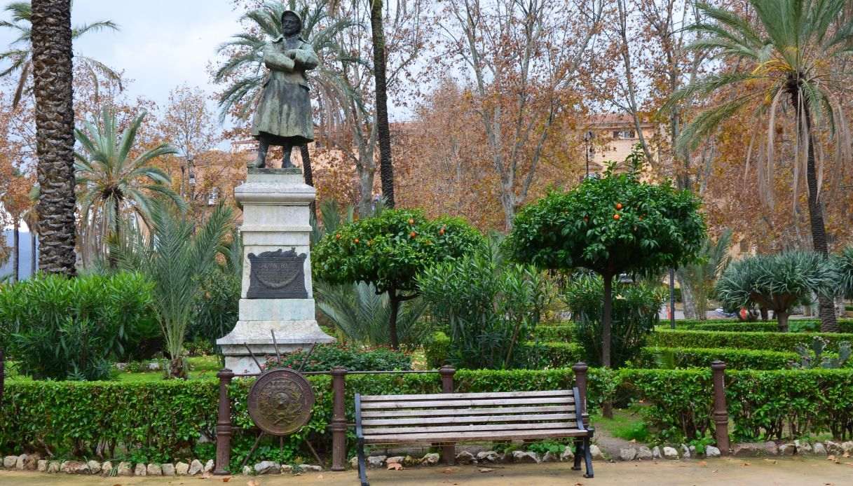 Statue e monumenti nei giardini di Villa Bonanno
