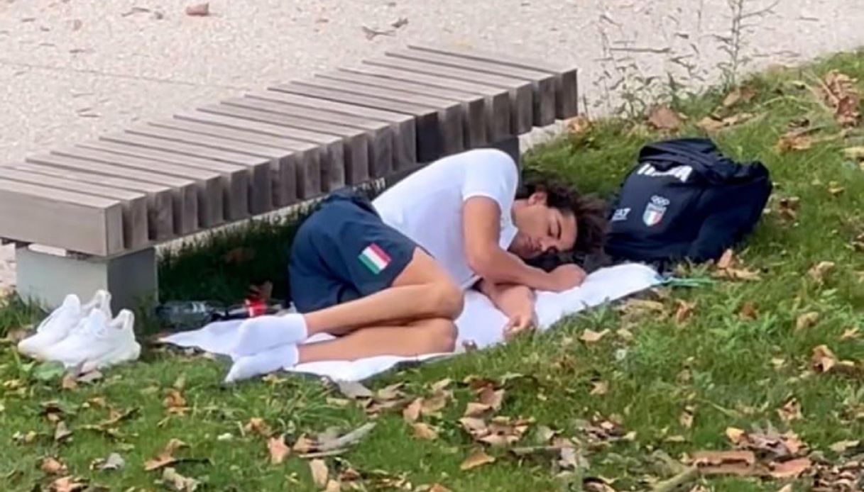 Thomas Ceccon dorme nel parco del villaggio olimpico