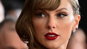 Concerti di Taylor Swift annullati, i fan cantano per le strade di Vienna