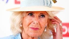 Camilla interrompe le vacanze in famiglia: il look celeste e glamour per l’apparizione pubblica