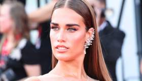 Festival del Cinema di Venezia, look della prima serata: Sveva Alviti regina, Clara eterea in rosa