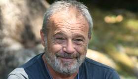 Ascolti tv 12 agosto: il mistero di Amendola sfida le risate di Zelig