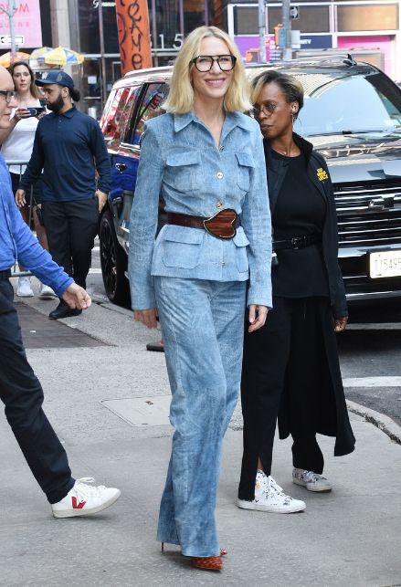 Come si indossa il double denim secondo Cate Blanchett il look casual-chic