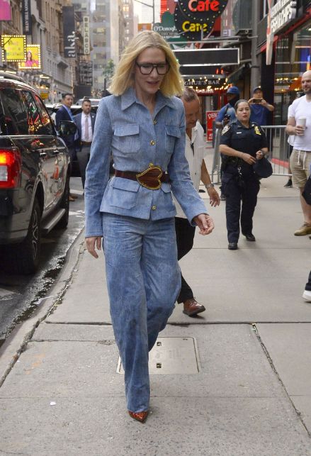 Come si indossa il double denim secondo Cate Blanchett il look casual-chic