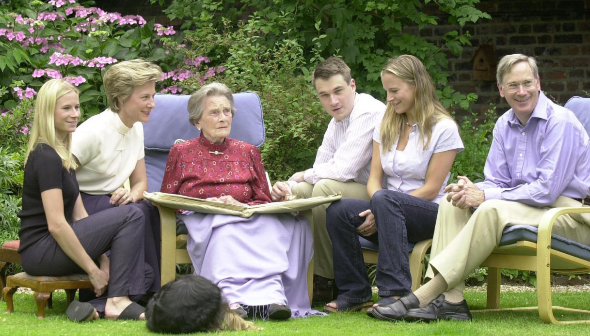 I Duchi del Gloucester con i figli e la madre di lui, la Principessa Alice nel 2001