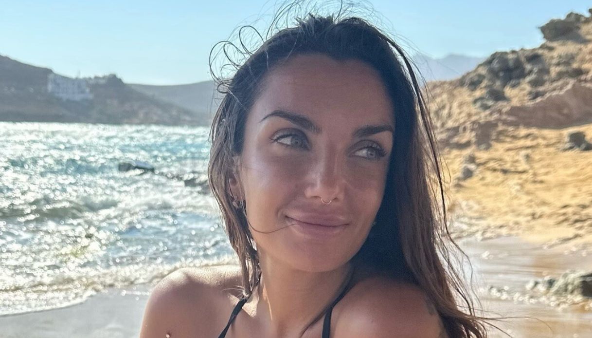 Elettra Lamborghini sceglie un bikini a righe per le vacanze d’amore a Mykonos