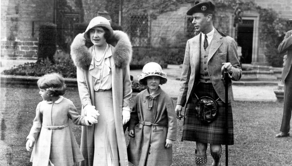 Il futuro Giorgio VI e la moglie Elisabetta con la figlia Elisabetta e la nipote Diana a Glamis nel 1931