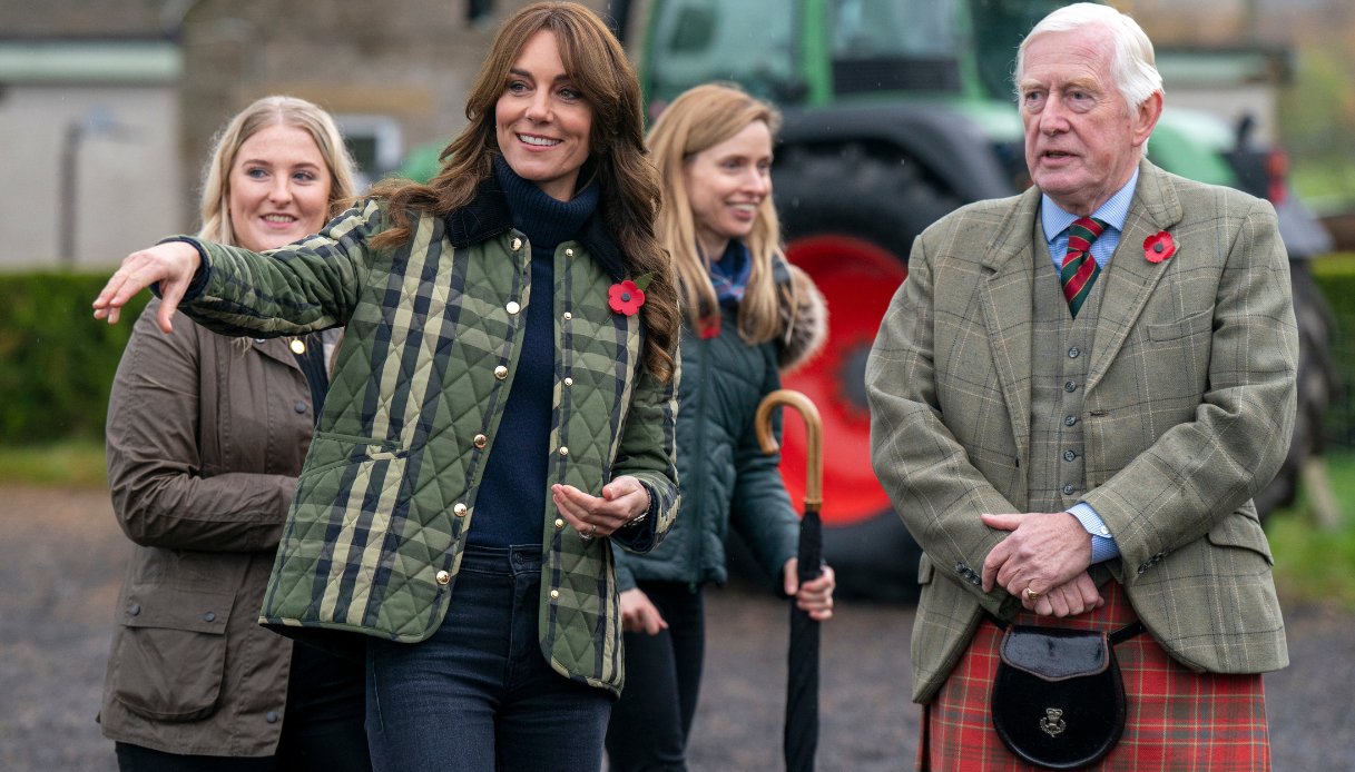 Catherine, Principessa del Galles, nota come Duchessa di Rothesay quando si trova in Scozia, incontra gli agricoltori della Brodieshill Farm, a Moray, in Scozia nel 2023 