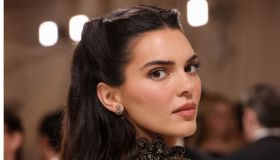 Kendall Jenner, mini abito cortissimo e bagnato a Parigi: sorpresa dall’acquazzone