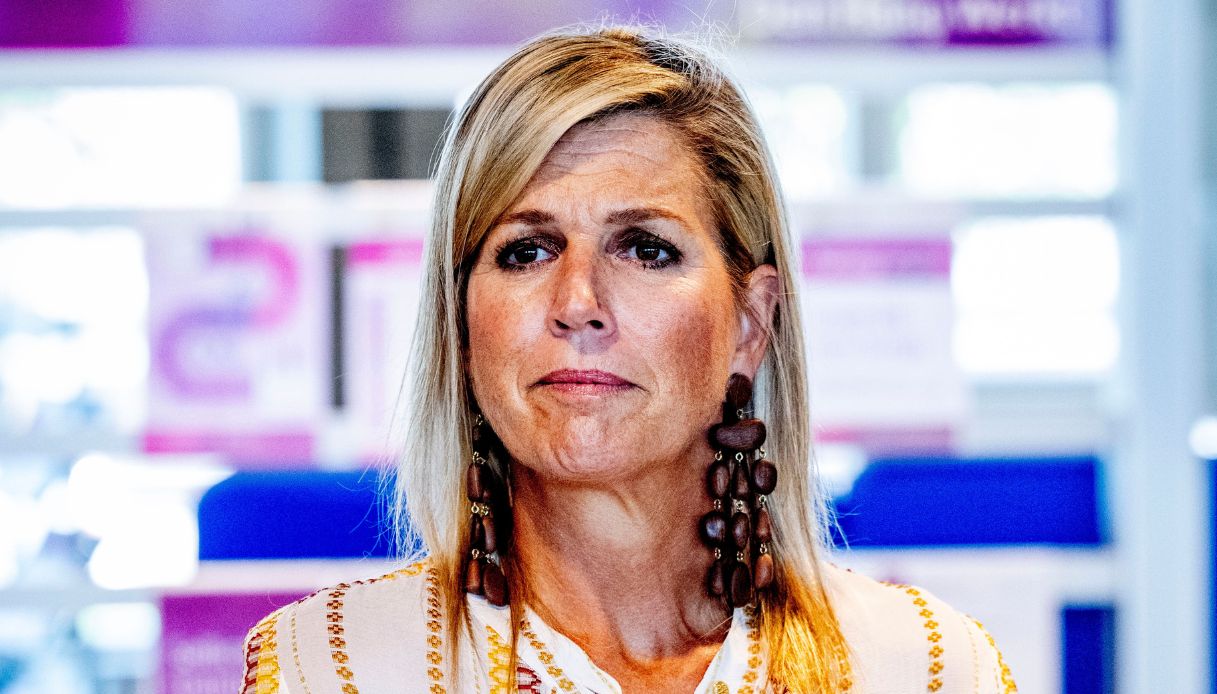 Maxima d’Olanda, il completo giallo acceso con dettagli cioccolato accende la sua bellezza