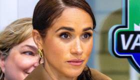 Meghan Markle, il look per il compleanno: completo rosa cenere e una costosa collana