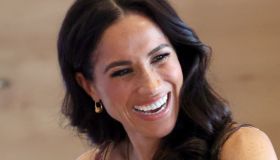 Meghan Markle, significato dell’abito blu da 1000 euro all’inizio del tour in Colombia