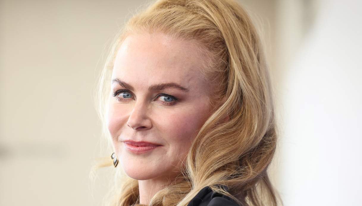 Nicole Kidman arriva a Venezia con Antonia Banderas, i look tra erotismo ed eleganza