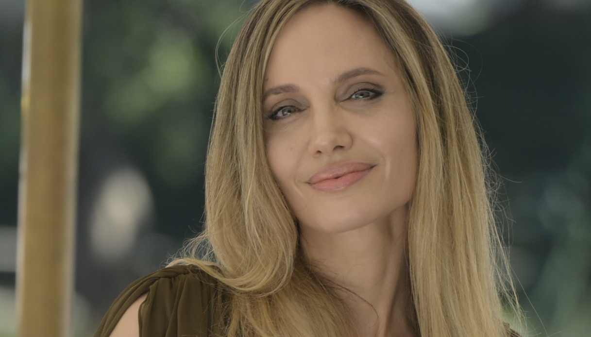 Angelina Jolie a Venezia con l’abito in chiffon e la lontananza (voluta) da Brad Pitt