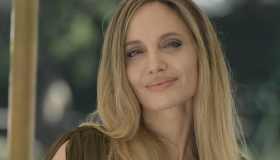 Angelina Jolie a Venezia con l’abito in chiffon e la lontananza (voluta) da Brad Pitt