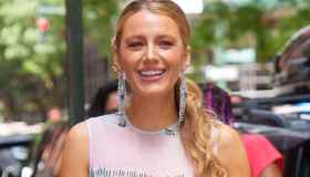 Blake Lively, il look arcobaleno degno di una favola