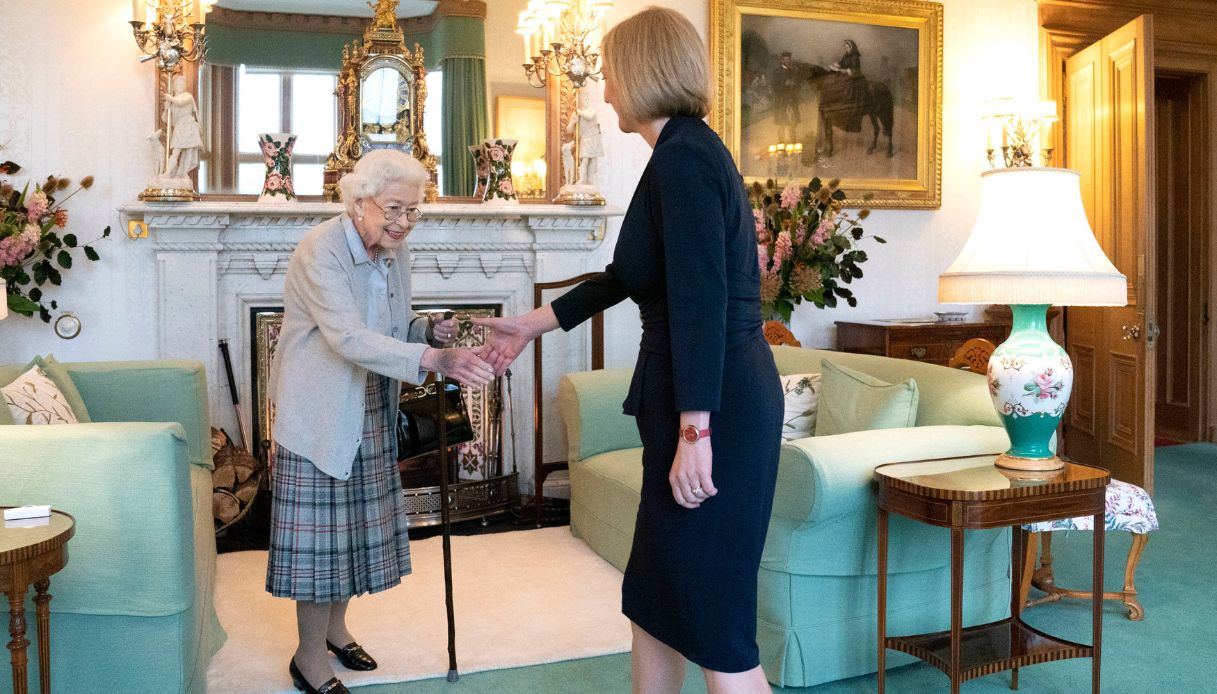 La Regina Elisabetta saluta il nuovo Primo Ministro Liz Truss al suo arrivo al Castello di Balmoral il 6 settembre 2022 