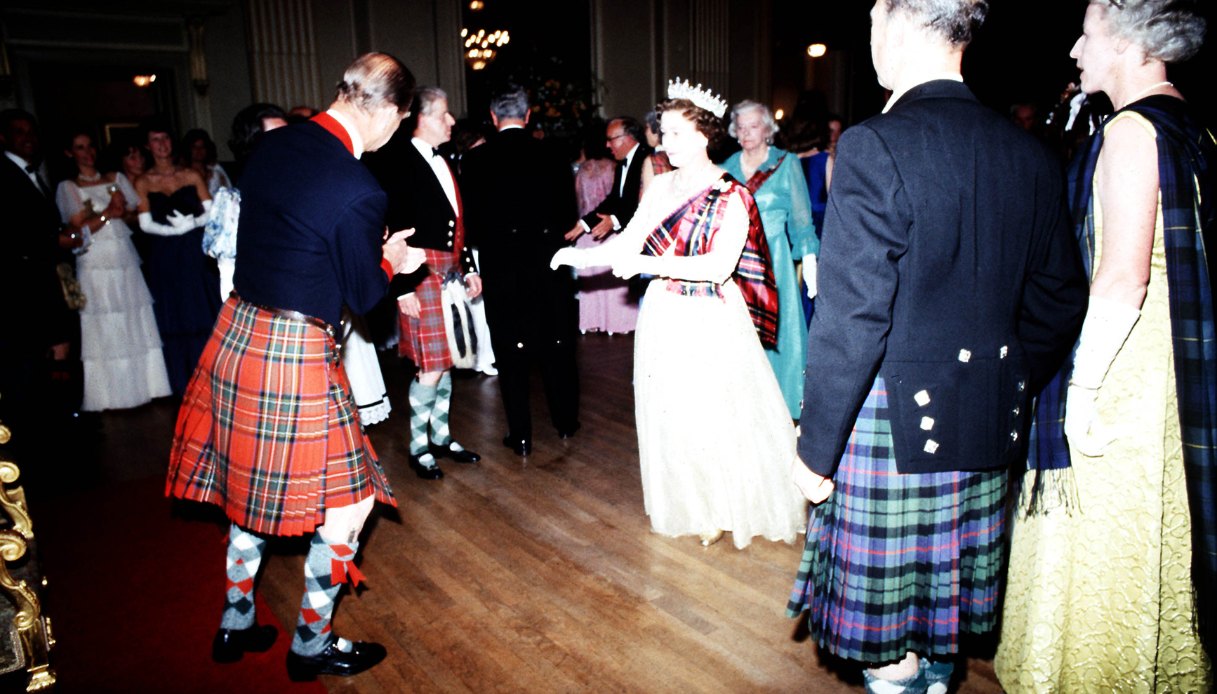 La Regina Elisabetta II e il Duca di Edimburgo, durante il Ballo del Centenario della Scottish Pipers' Society all'Assembly Room di Edimburgo