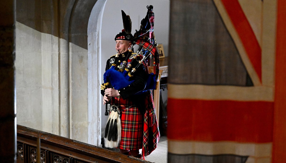 Paul Burns suona la cornamusa durante il funerale di Elisabetta II