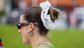 Scrunchie, l’elastico per capelli anni ’90 è un’ossessione. I più belli da comprare