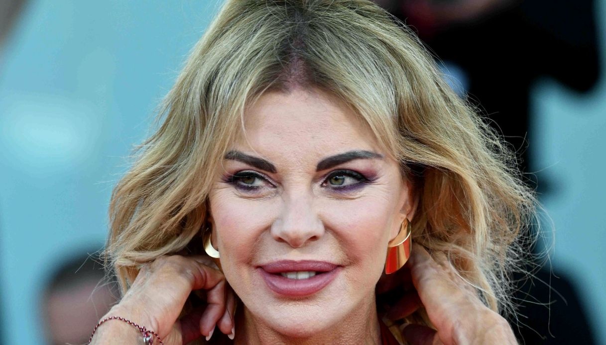 Alba Parietti in costume, con e senza filtri: “Mi presento struccata”. Pazzesca