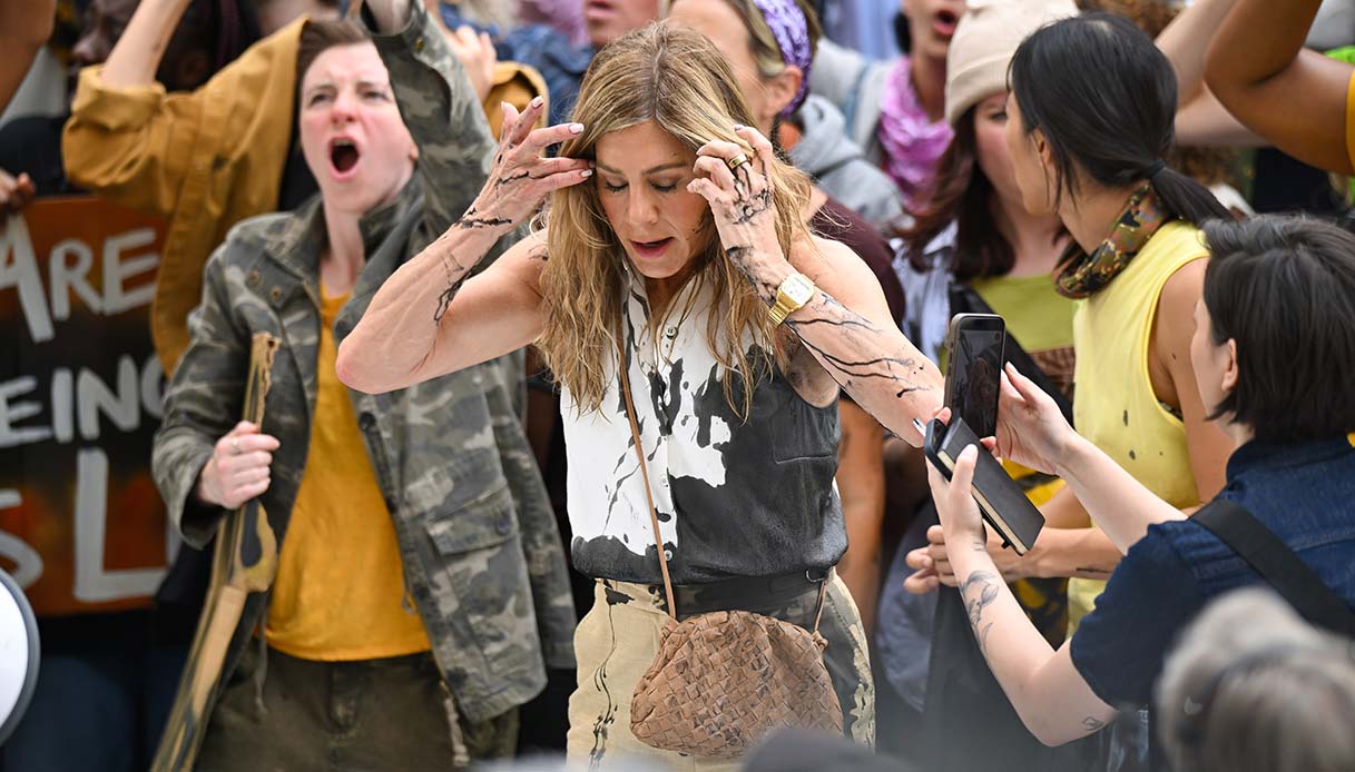 Jennifer Aniston imbrattata di petrolio durante una manifestazione di protesta a New York
