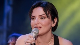 Arisa, fischi al concerto. Poi chiama l’ambulanza per una fan