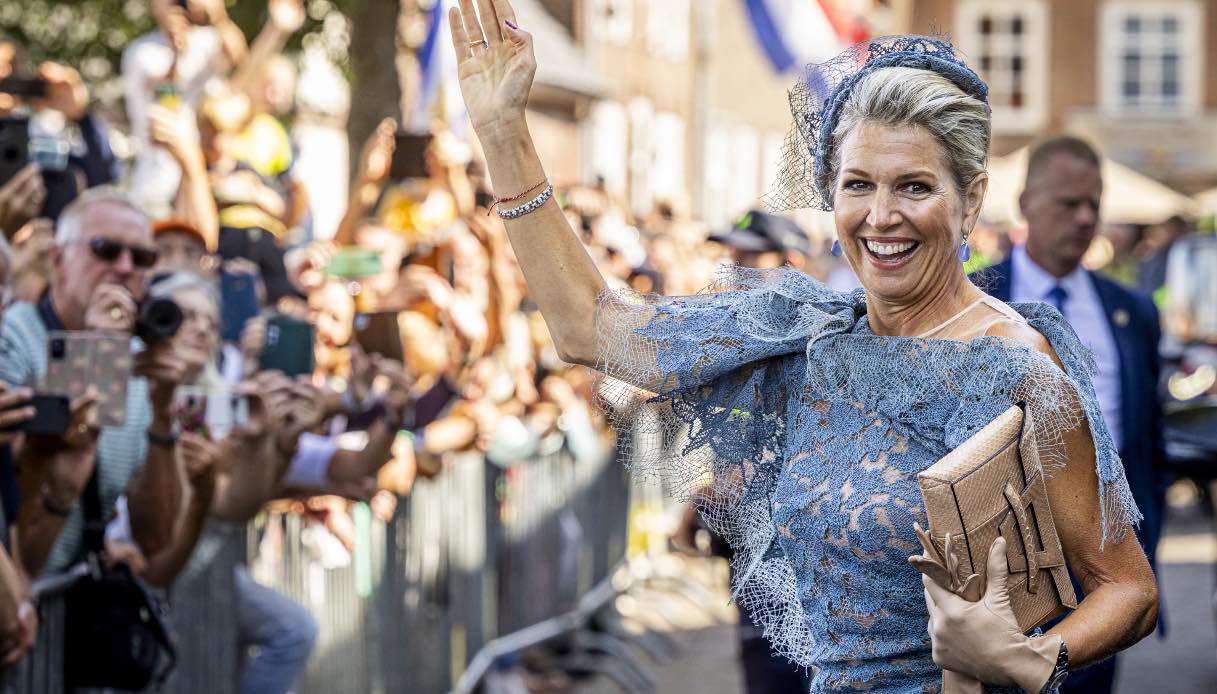 Maxima d’Olanda regina di stile in spiaggia: eleganza in blu fumoso e dettagli raffinati