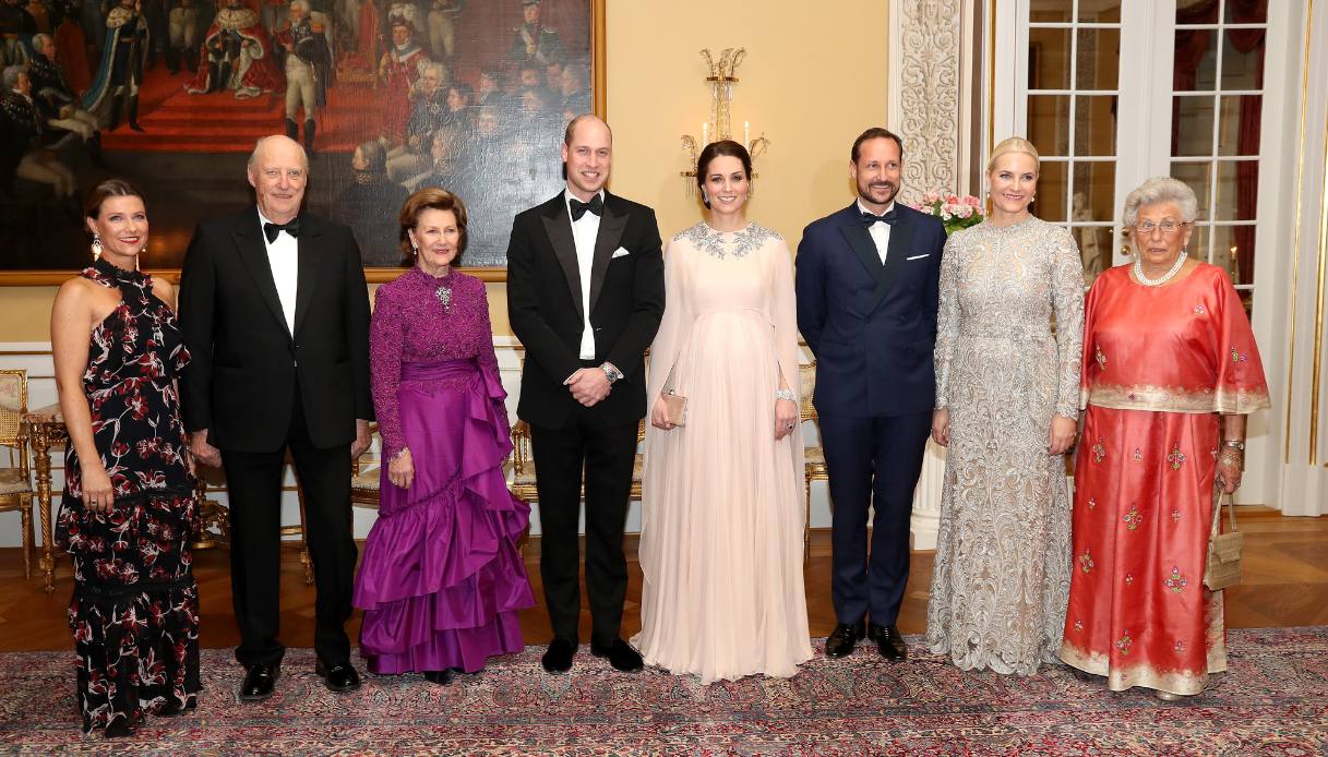 La famiglia reale norvegese insieme a William e Kate