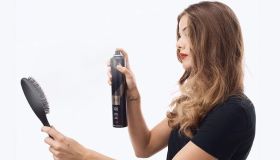 Addio umidità e capelli crespi: la lacca più venduta è quasi regalata