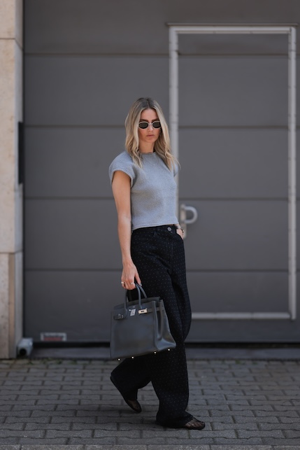 ragazza con top grigio e pantaloni neri