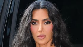 Kim Kardashian sirena total white: il look scollato (e tenuto su da stringhe)