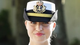 Leonor di Spagna irresistibile in divisa da ufficiale, primo giorno di scuola