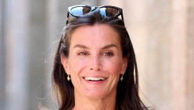 Letizia di Spagna, il look “rilassato”. E cede alle tendenze con la borsa crochet