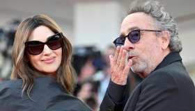 Monica Bellucci e Tim Burton innamoratissimi a Venezia: il red carpet mano nella mano