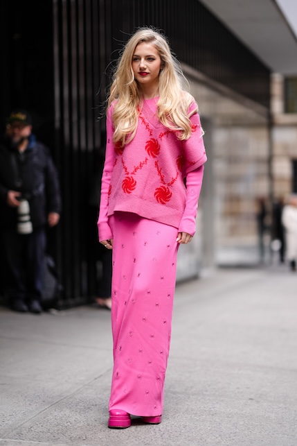 ragazza con maglione e gonna rosso e rosa