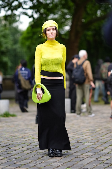 ragazza con maglione verde acido e gonna nera