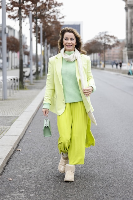 donna con look verde acido