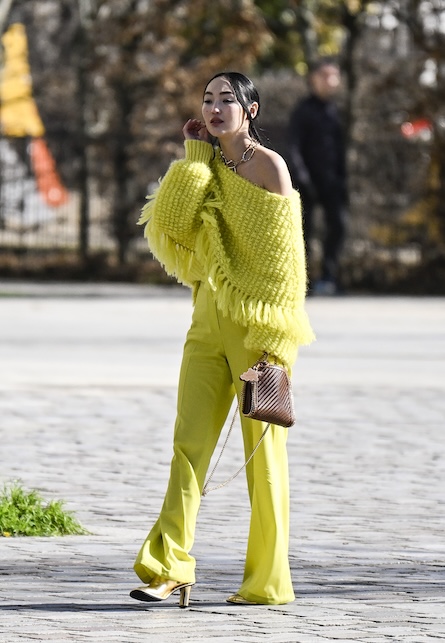 ragazza con maglione e pantaloni verde acido